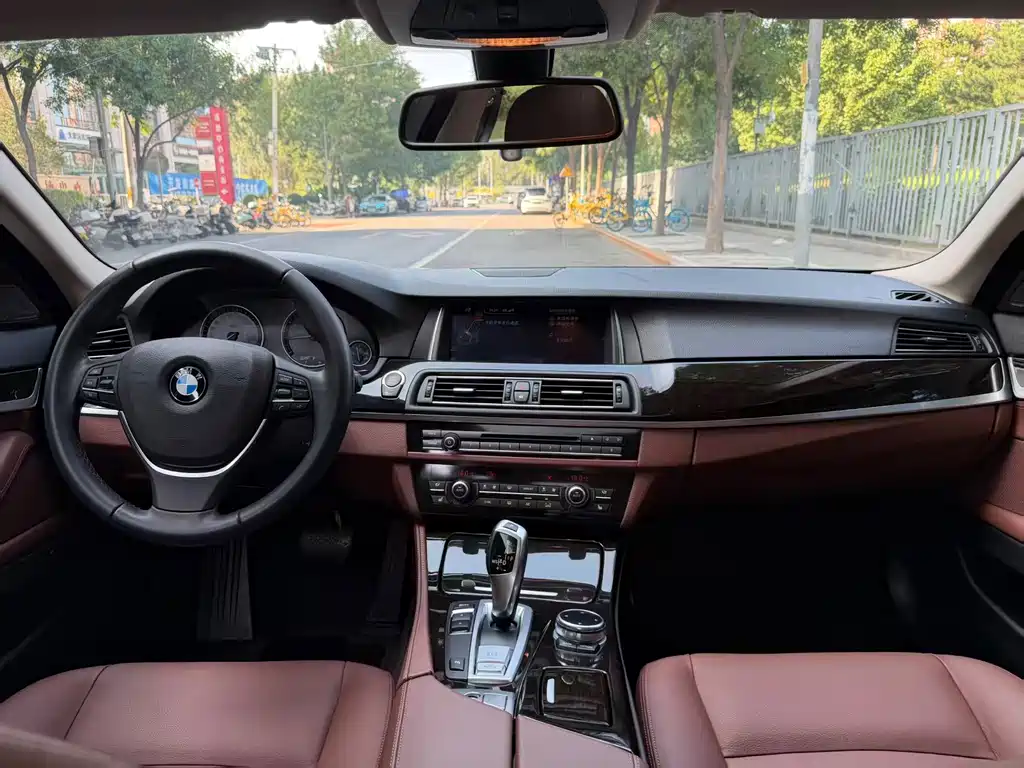 BMW 5 Series 2015 — фото 10