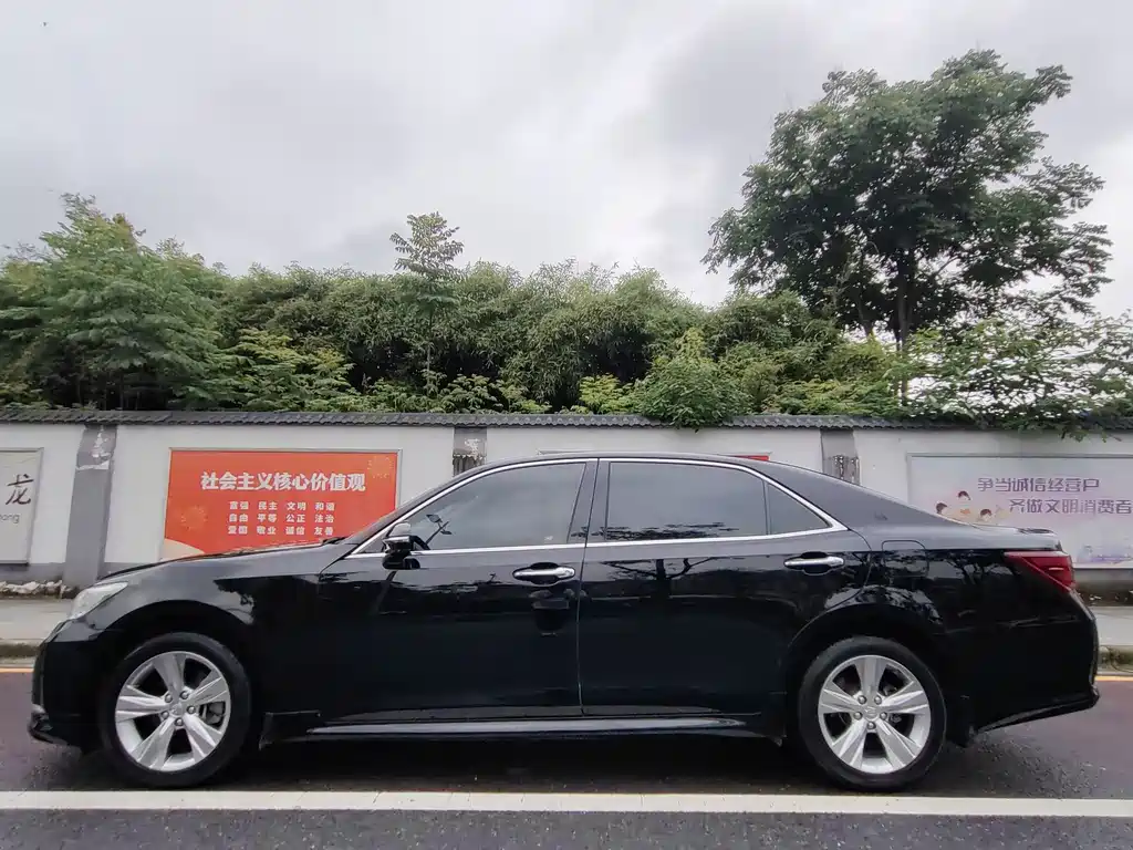 Toyota Crown 2017 — фото 10