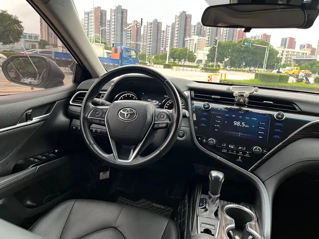 Toyota Camry 2019 — фото 12