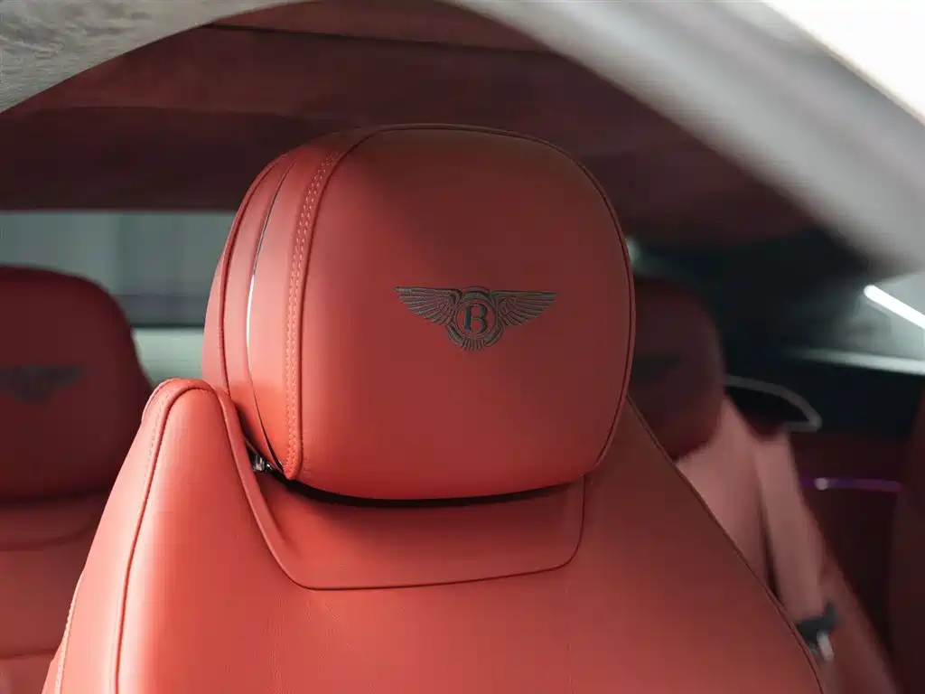 Bentley Continental 2024 — фото 13