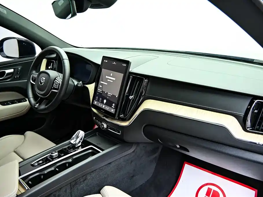 Volvo XC60 2025 — фото 15