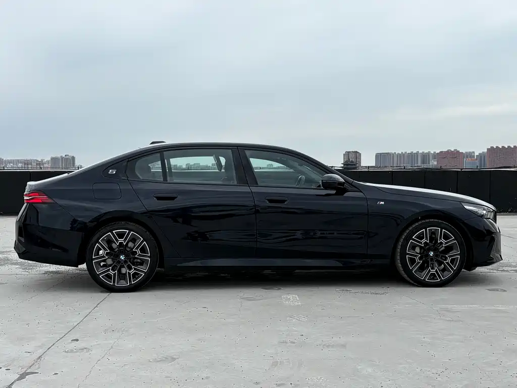 BMW 5 Series 2025 — фото 15