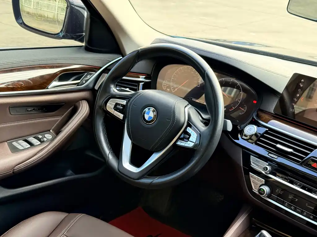 BMW 5 Series 2019 — фото 12