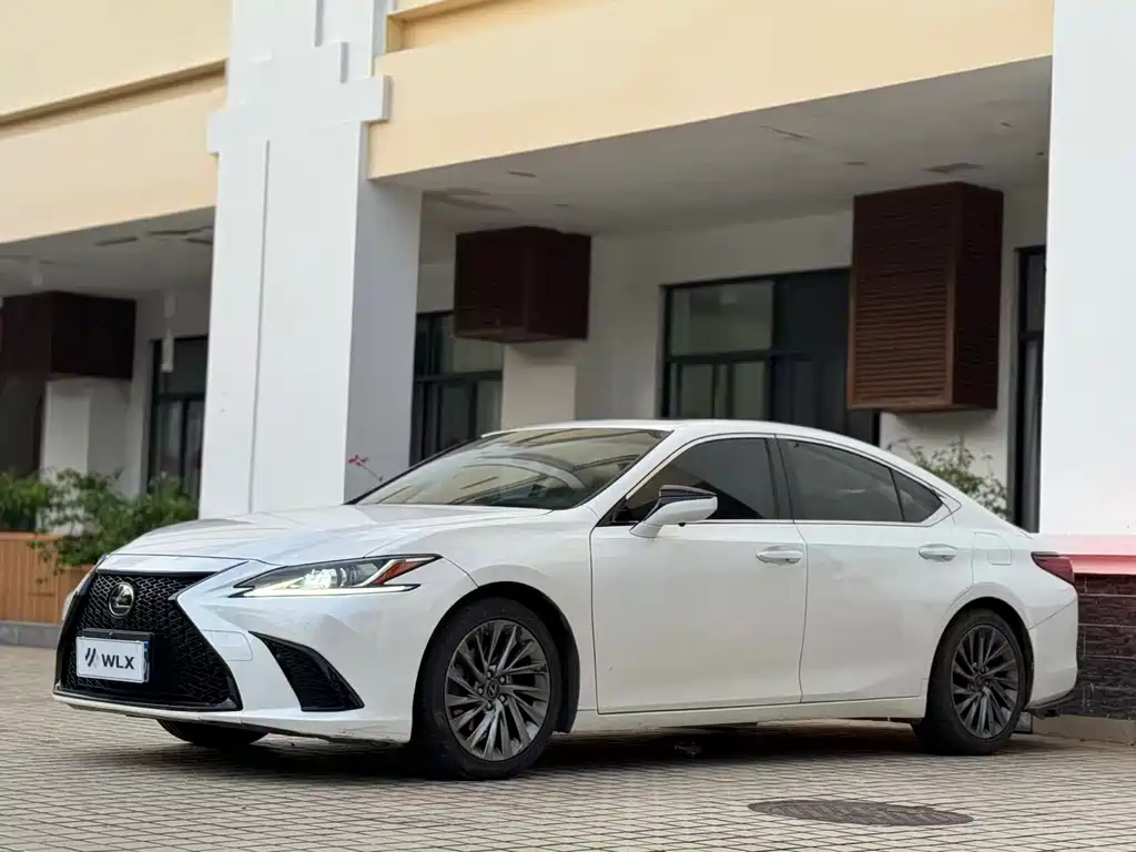 Lexus ES 2018 — фото 1