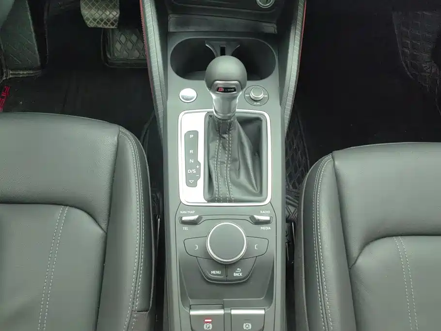 Audi Q2L 2023 — фото 16