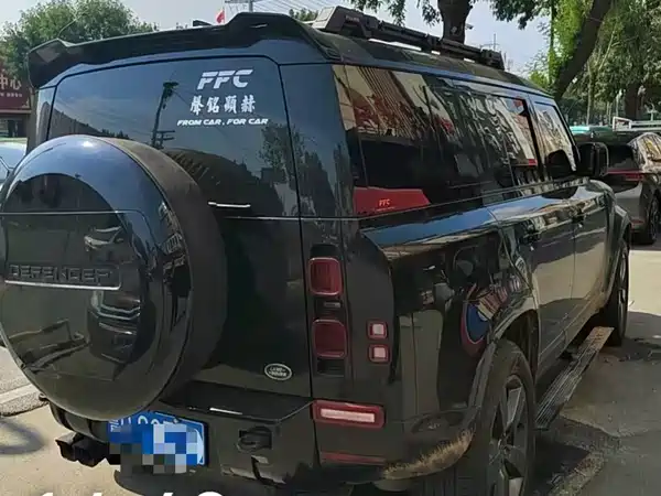 Land Rover Defender 2025