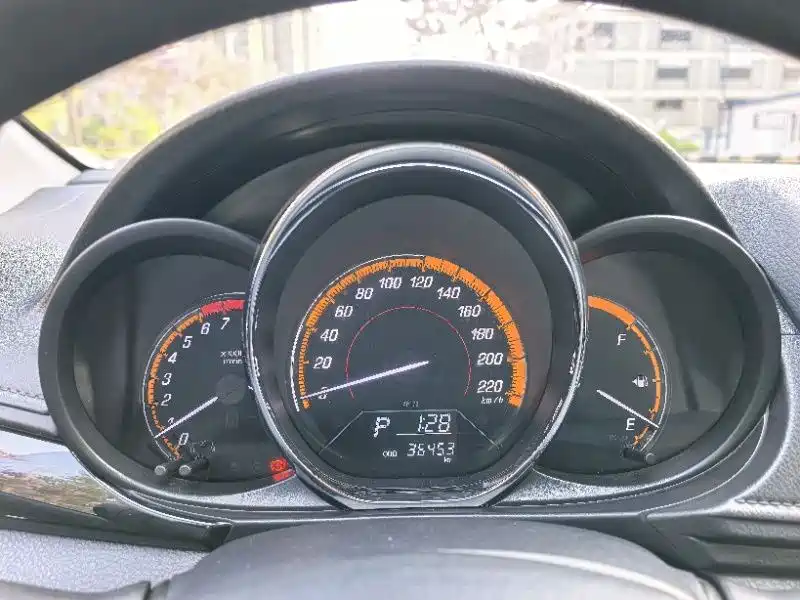 Toyota Yaris L 2022 — фото 3