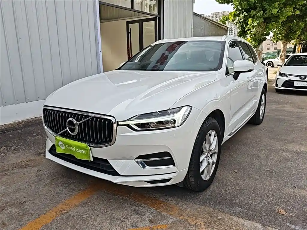 Volvo XC60 2021 — фото 1