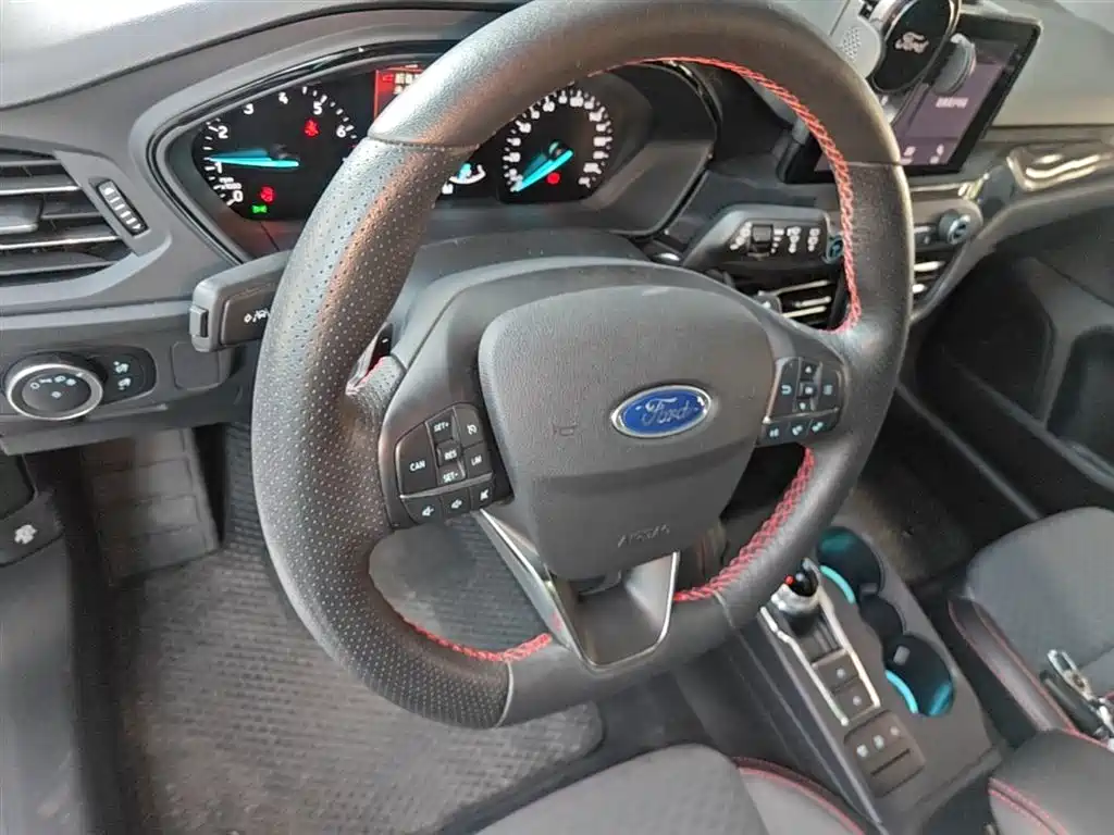 Ford Focus 2020 — фото 11