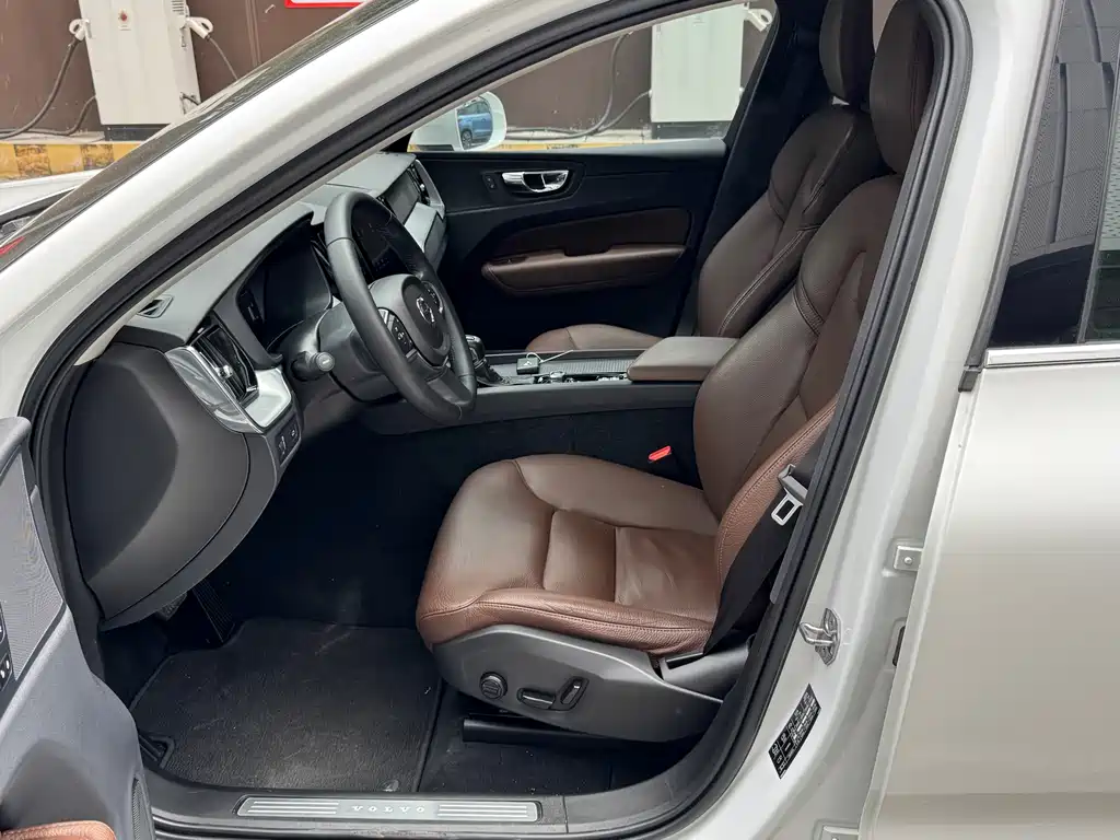 Volvo XC60 2018 — фото 11