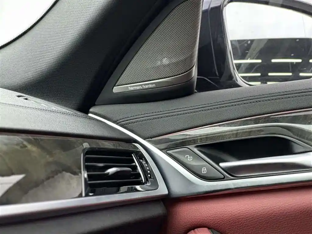 BMW 5 Series 2019 — фото 15