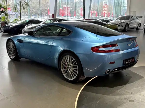 Aston Martin V8 Vantage 2011