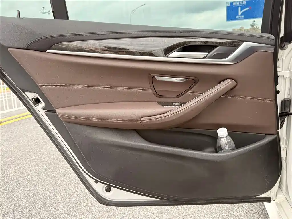 BMW 5 Series 2019 — фото 11