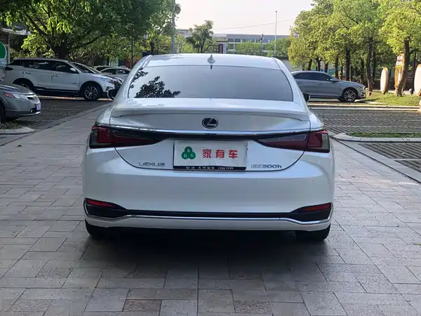 Lexus ES 2021