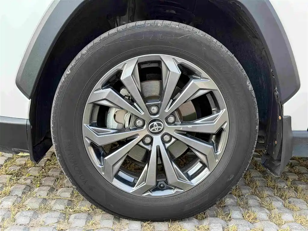 Toyota RAV4 2023 — фото 14