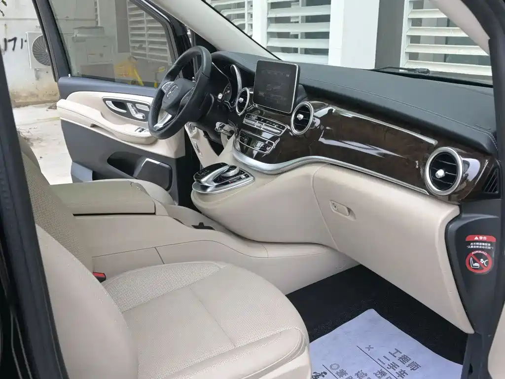 Mercedes-Benz V-Class 2018 — фото 30