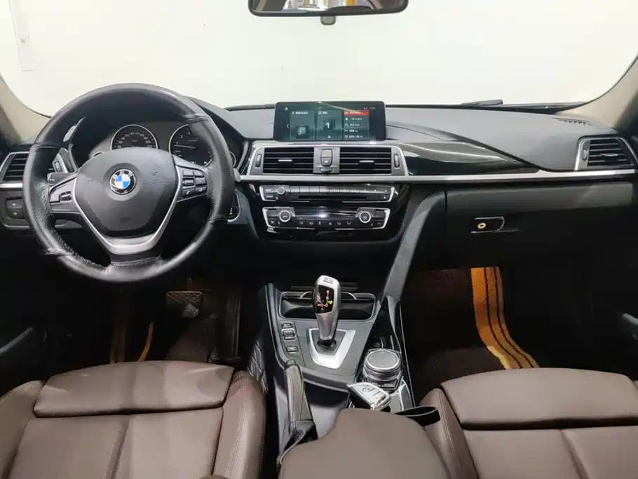 BMW 3 Series 2019 — фото 12