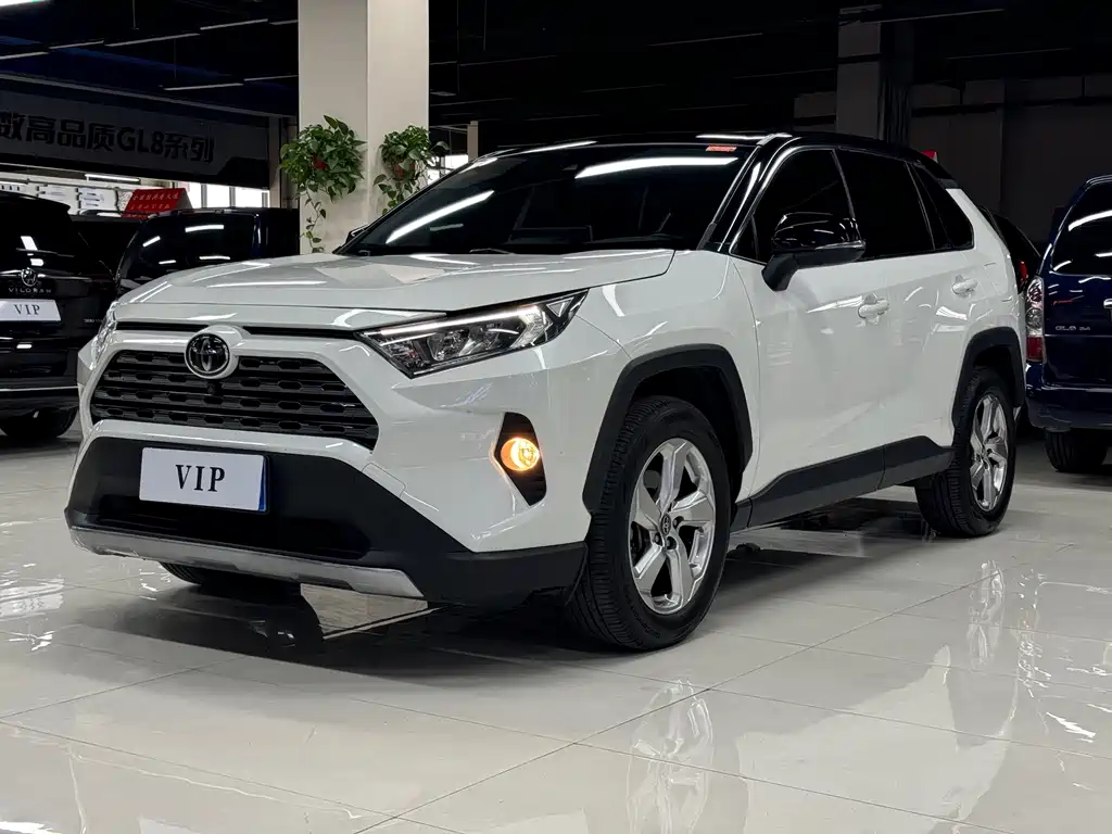 Toyota RAV4 2021 — фото 1