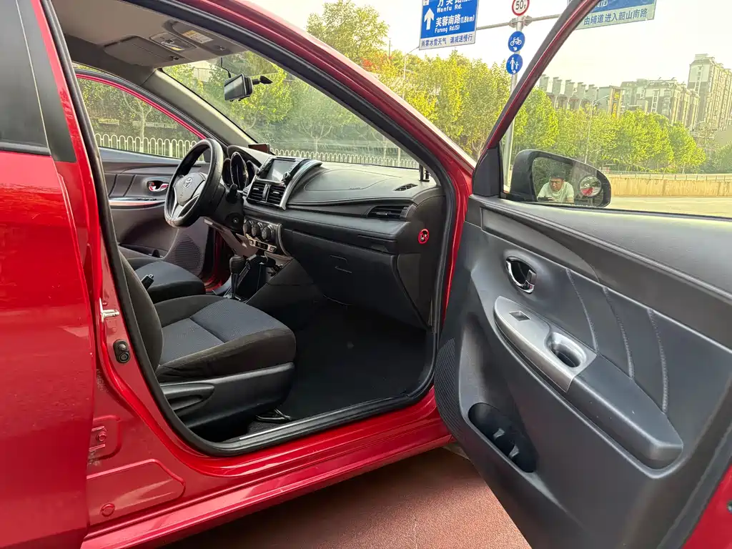 Toyota Yaris L 2015 — фото 13