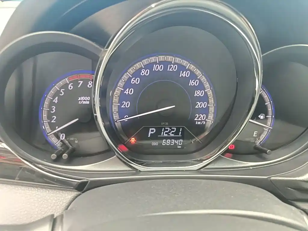 Toyota Yaris L 2016 — фото 12