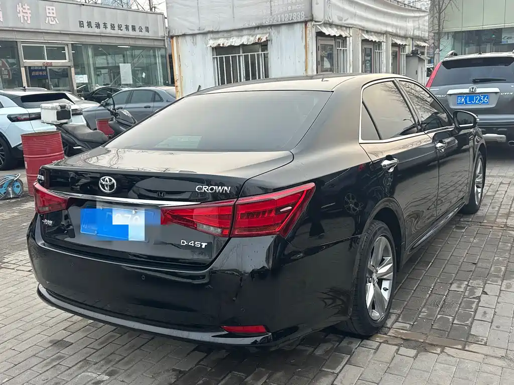 Toyota Crown 2017 — фото 10
