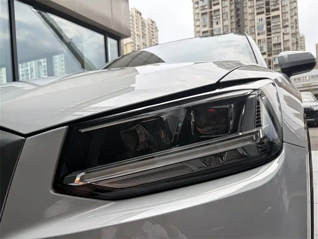 Audi Q2L e-tron 2020 — фото 13