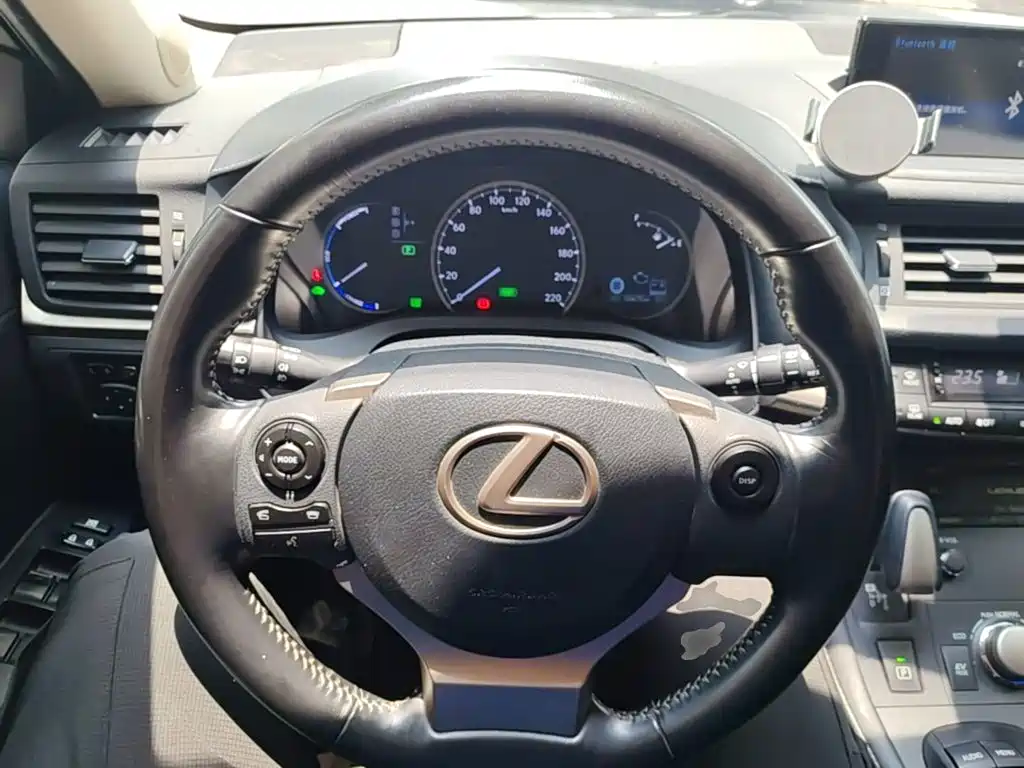 Lexus CT 2017 — фото 11