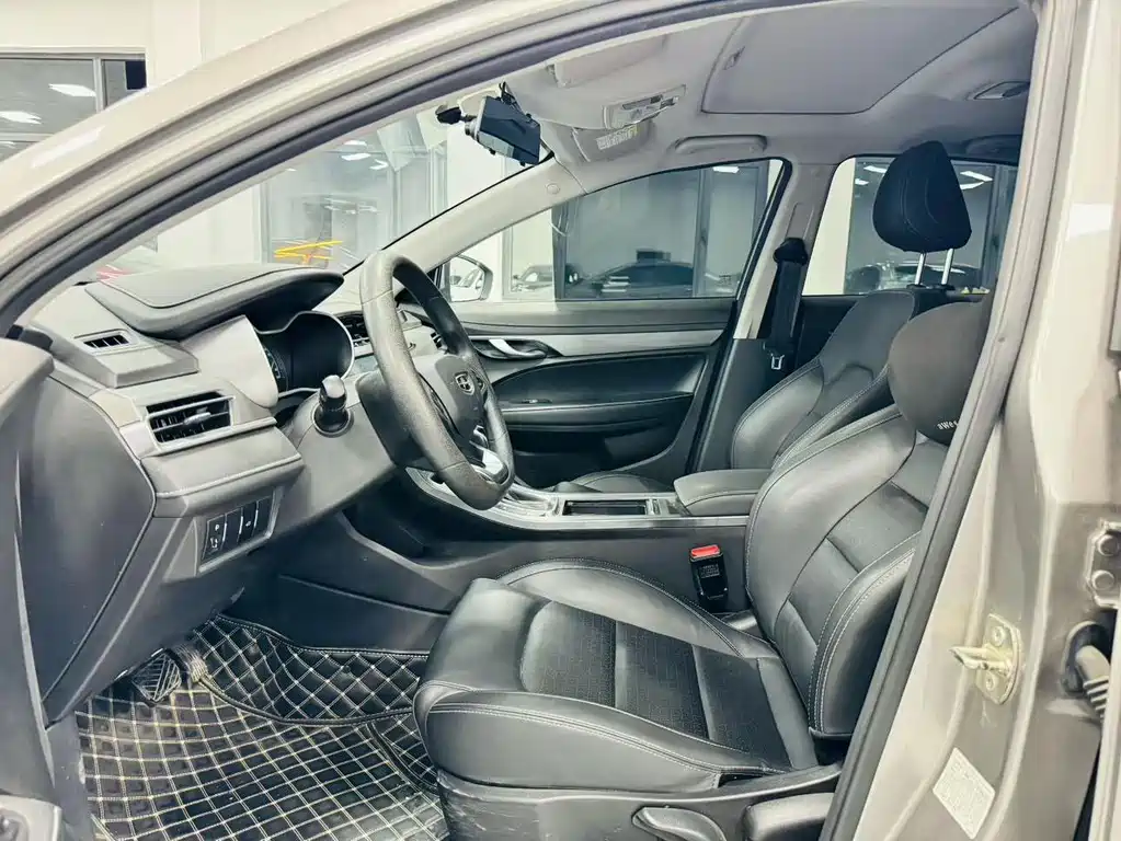 Geely Emgrand 2021