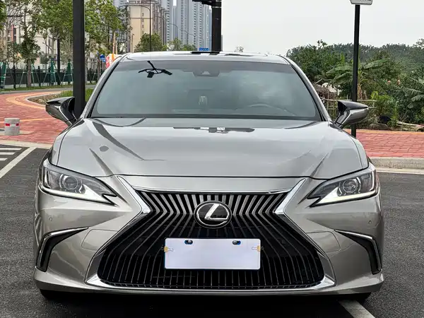 Lexus ES 2020