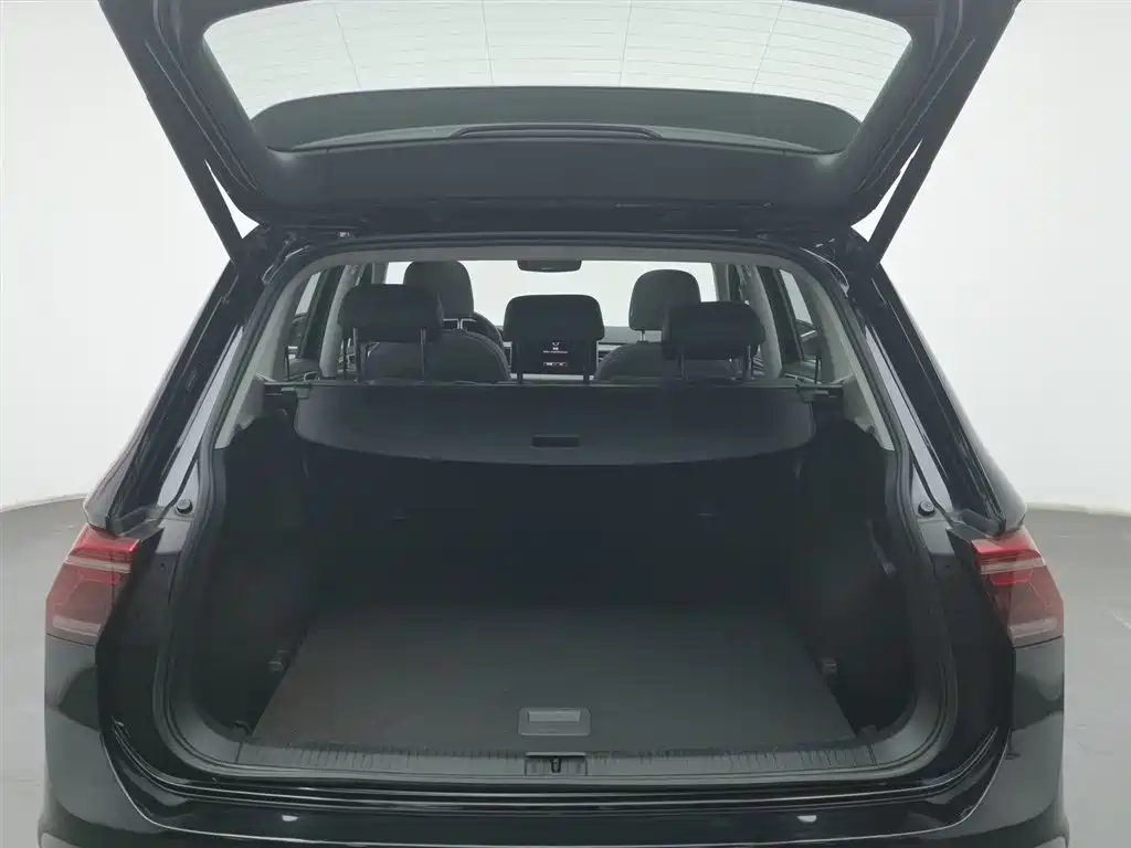 Volkswagen Tiguan L 2023 — фото 16
