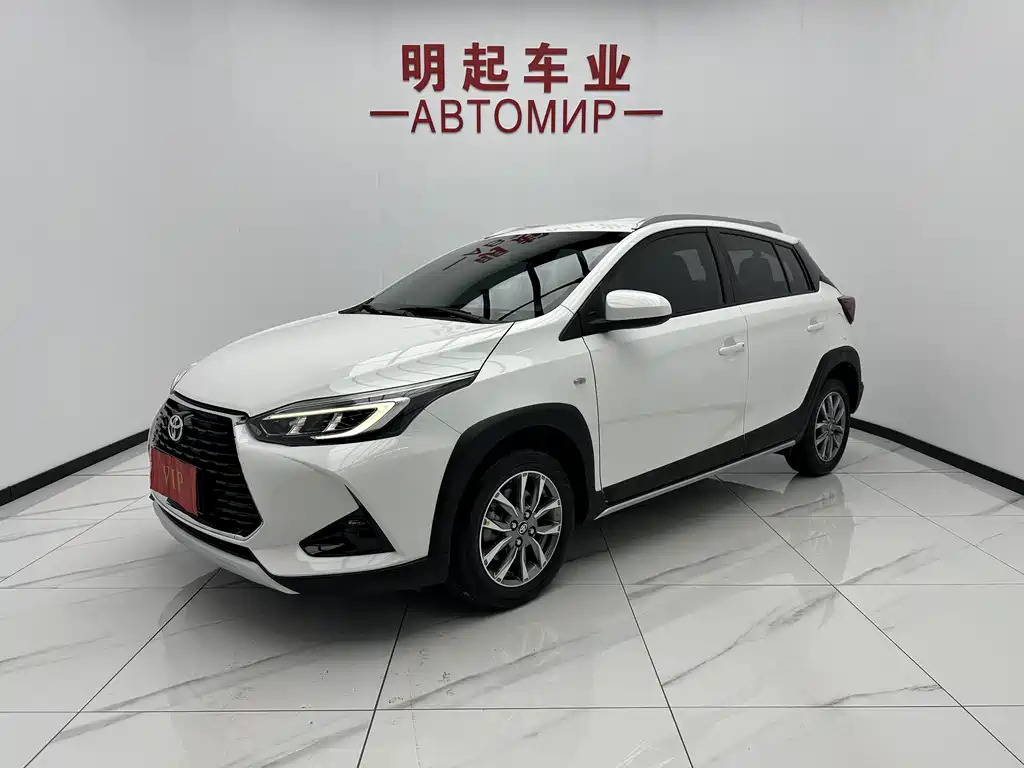 Toyota Yaris L 2022 — фото 1