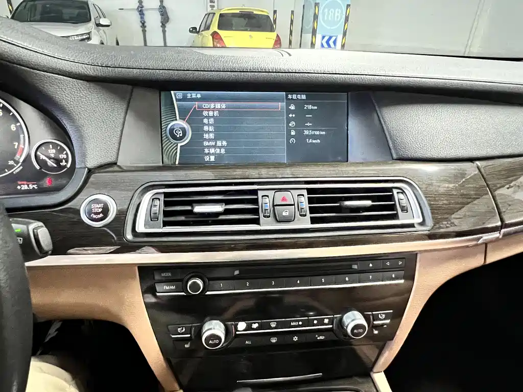 BMW 7 Series 2012 — фото 12