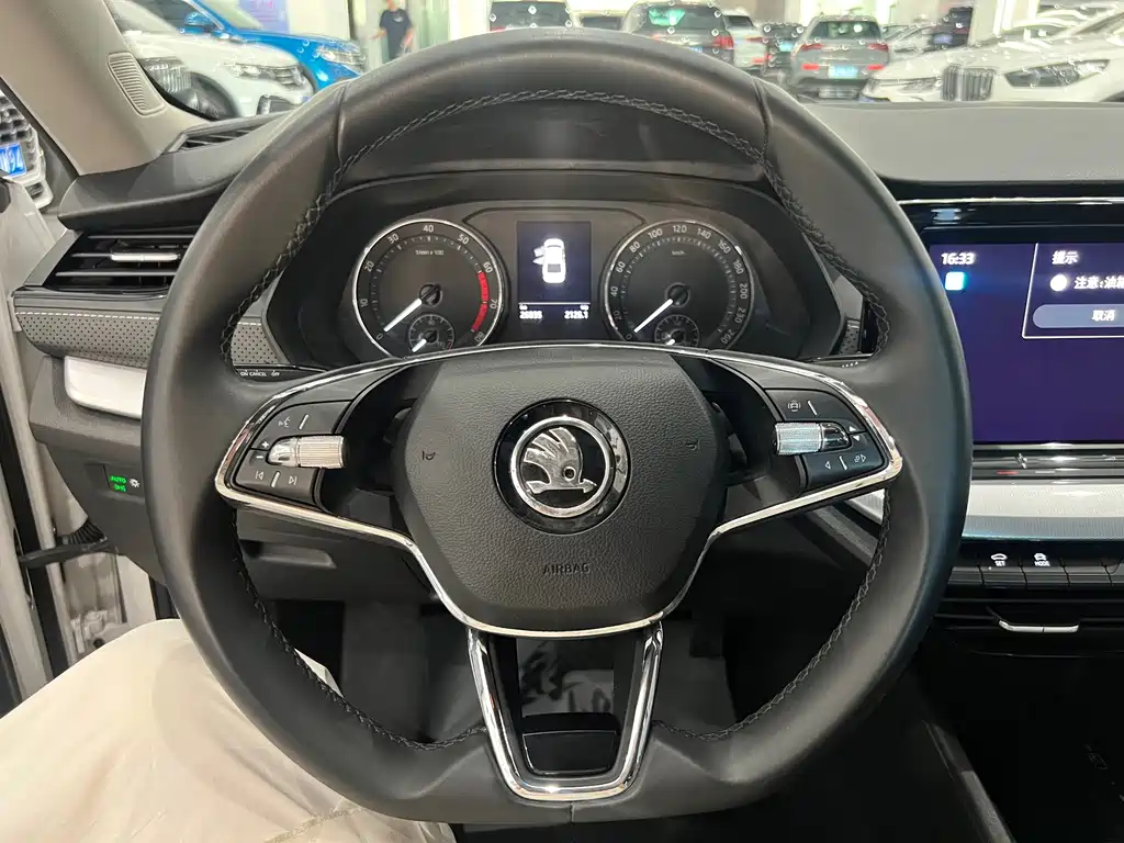 Skoda Octavia 2022 — фото 15