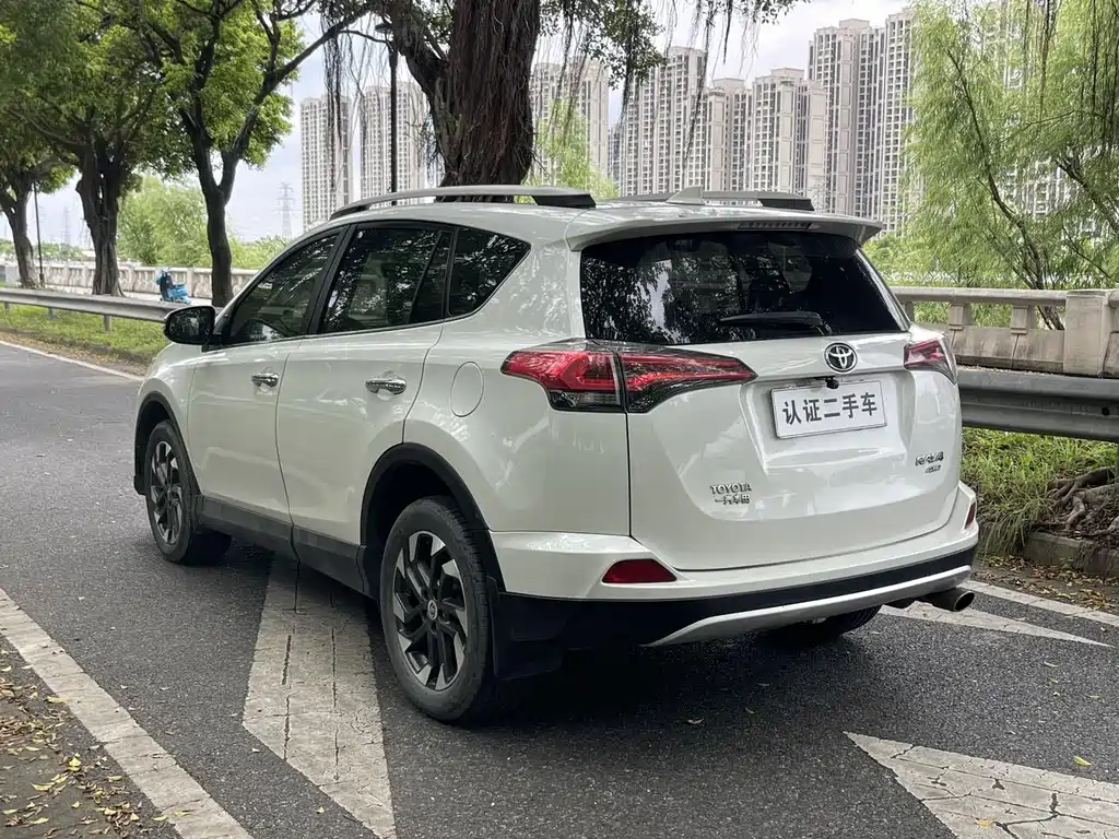 Toyota RAV4 2016 — фото 5