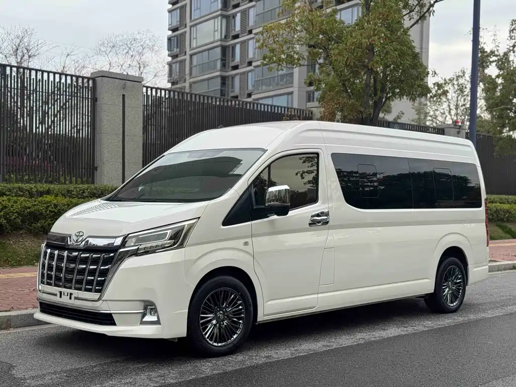 Toyota Hiace 2024 — фото 1