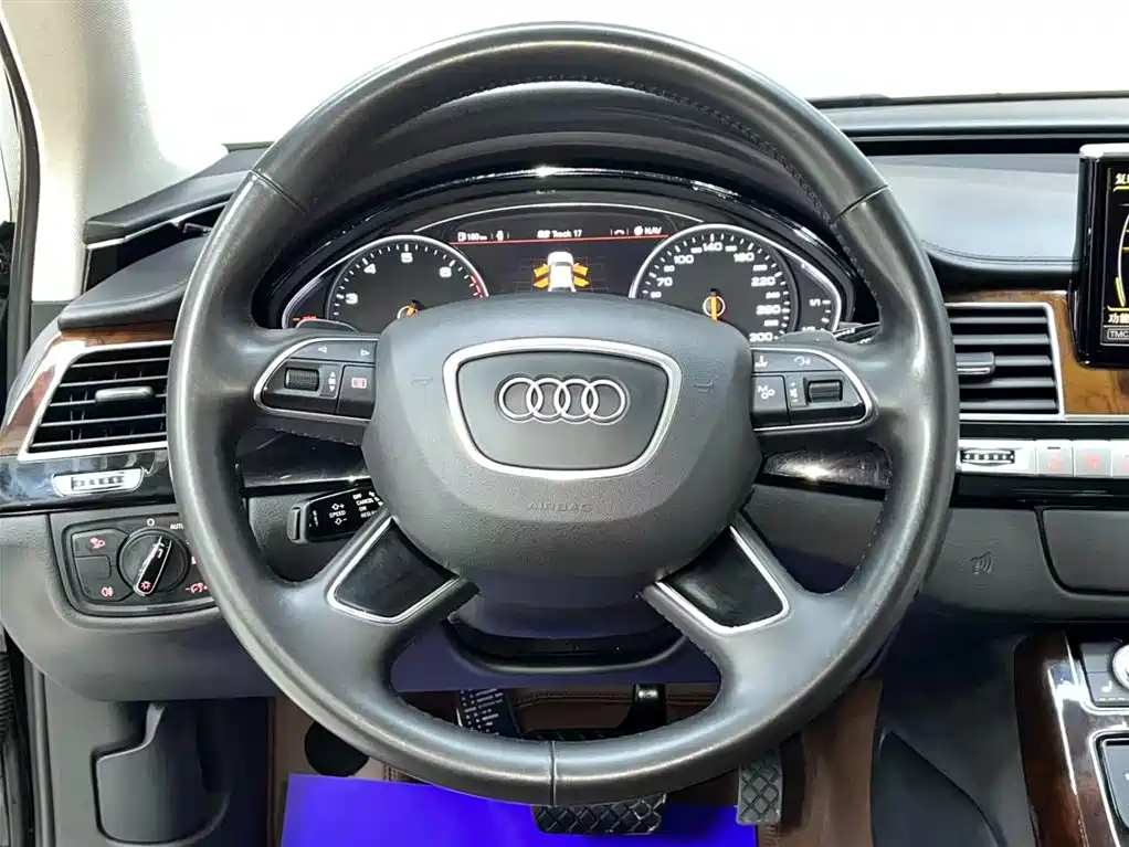 Audi A8 2017 — фото 9