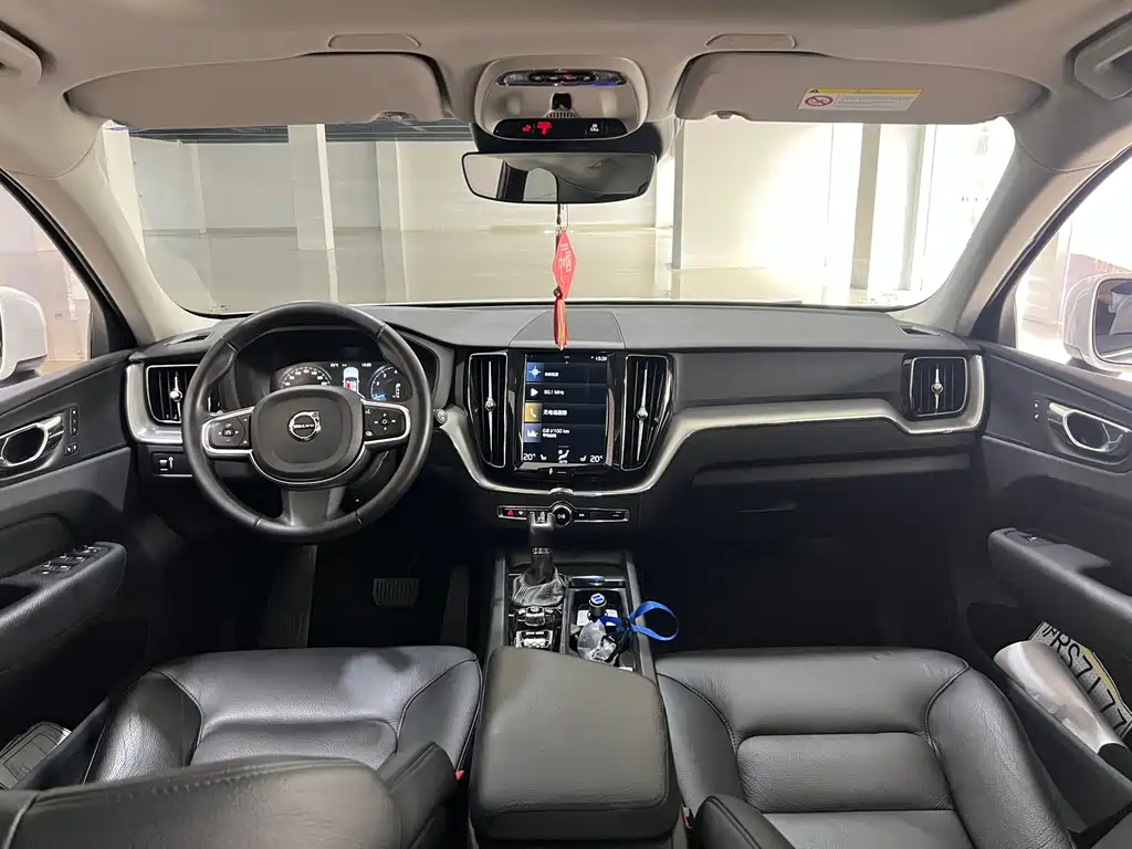 Volvo XC60 2018 — фото 9