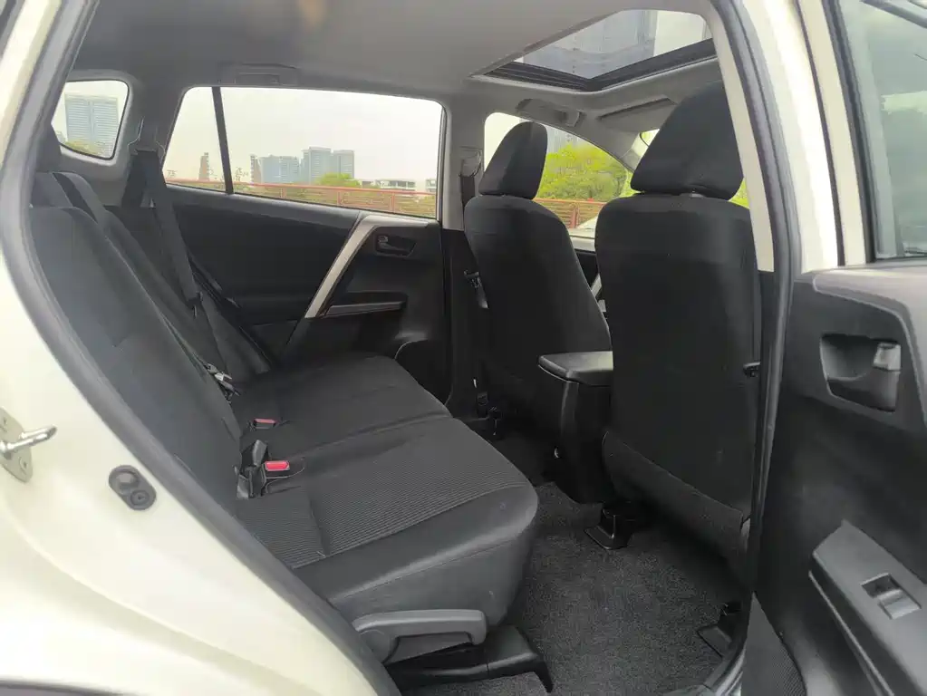 Toyota RAV4 2017 — фото 11