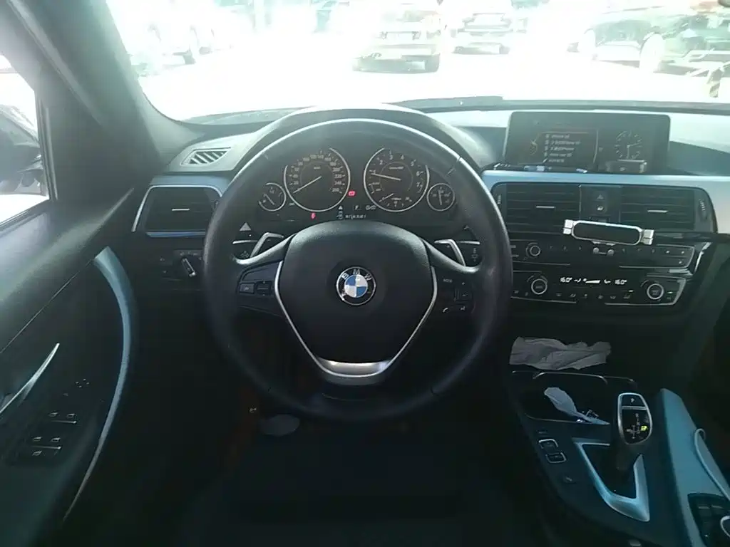BMW 3 Series 2017 — фото 11