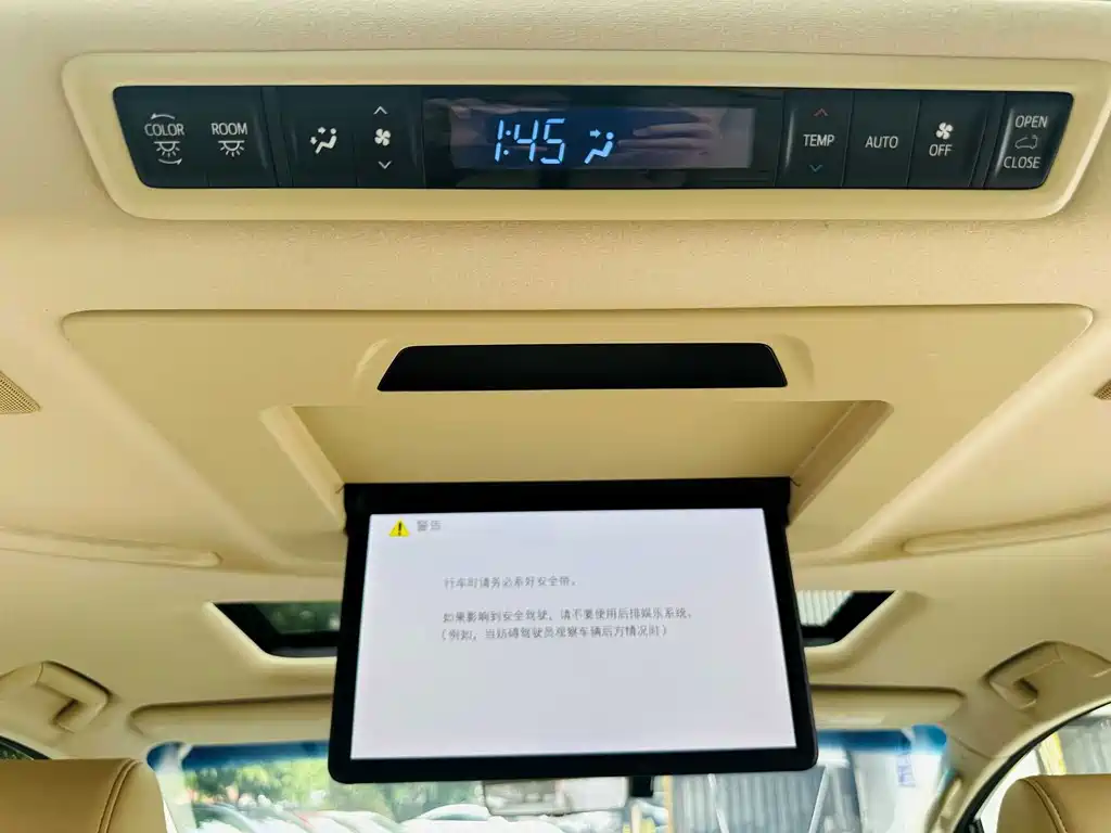 Toyota Alphard 2023 — фото 19
