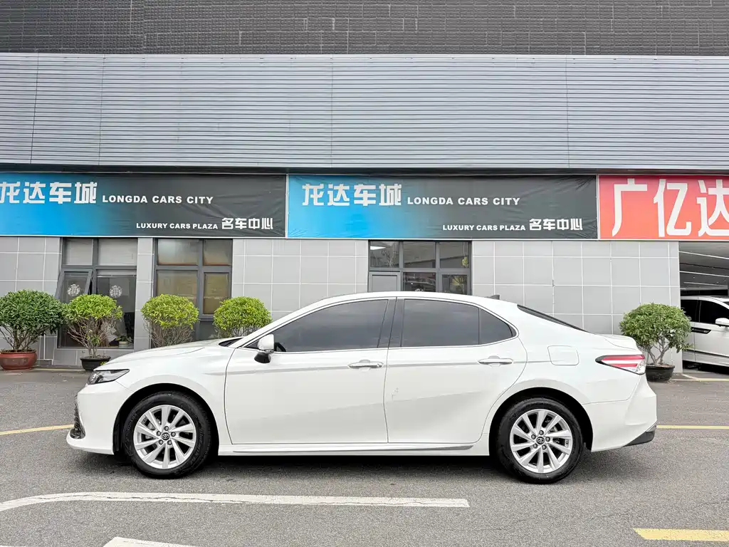 Toyota Camry 2023 — фото 11