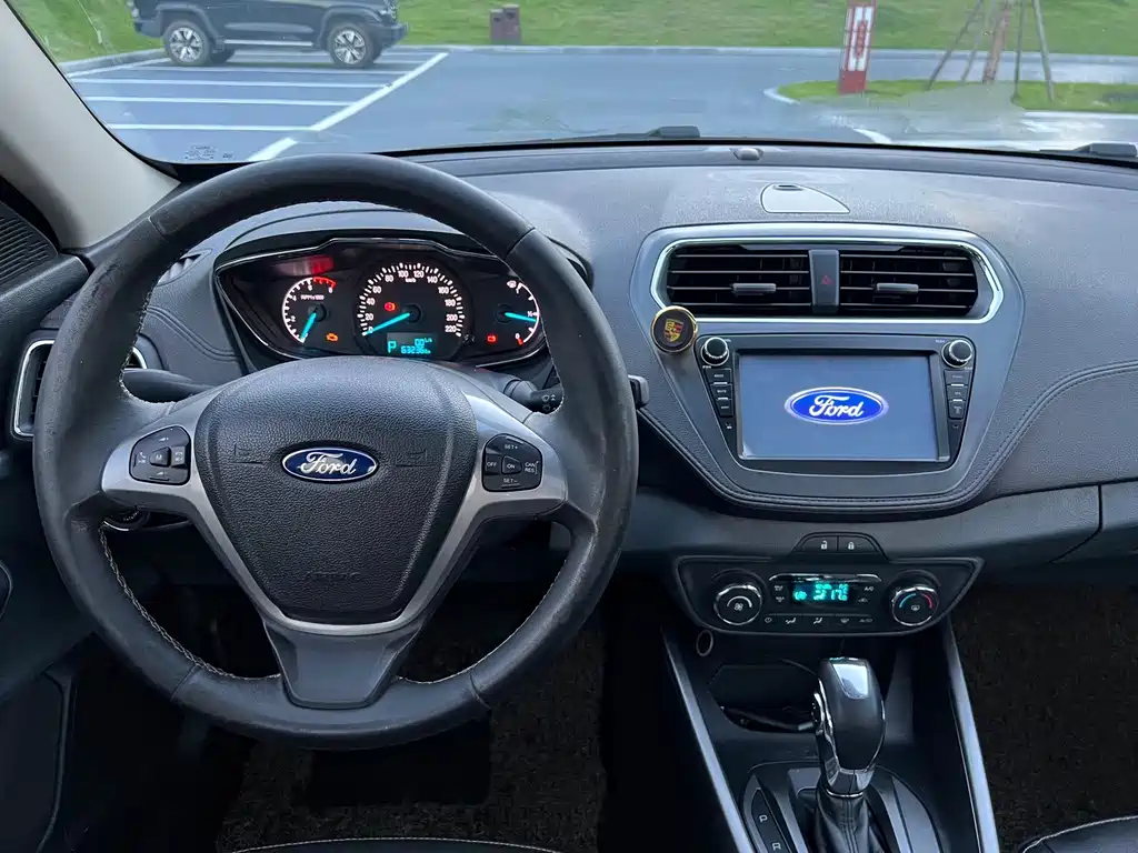 Ford Escort 2015 — фото 8