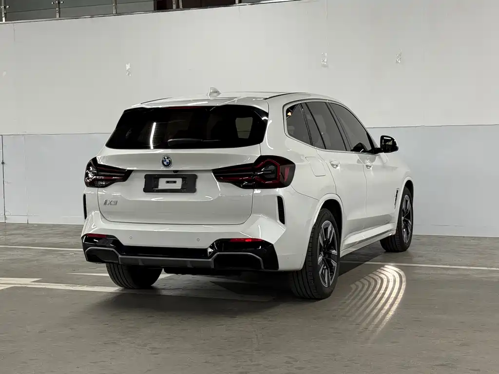 BMW iX3 2025 — фото 17