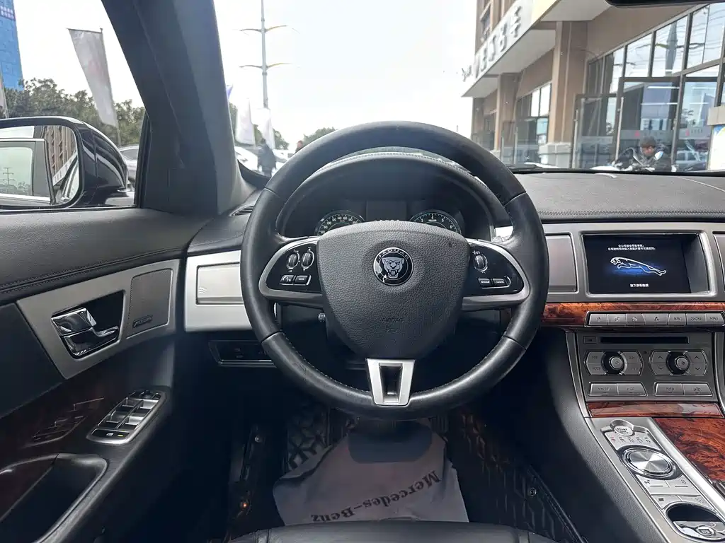 Jaguar XF 2014 — фото 10