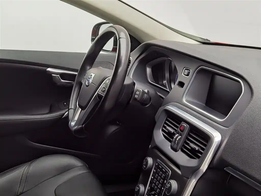 Volvo V40 2015 — фото 22