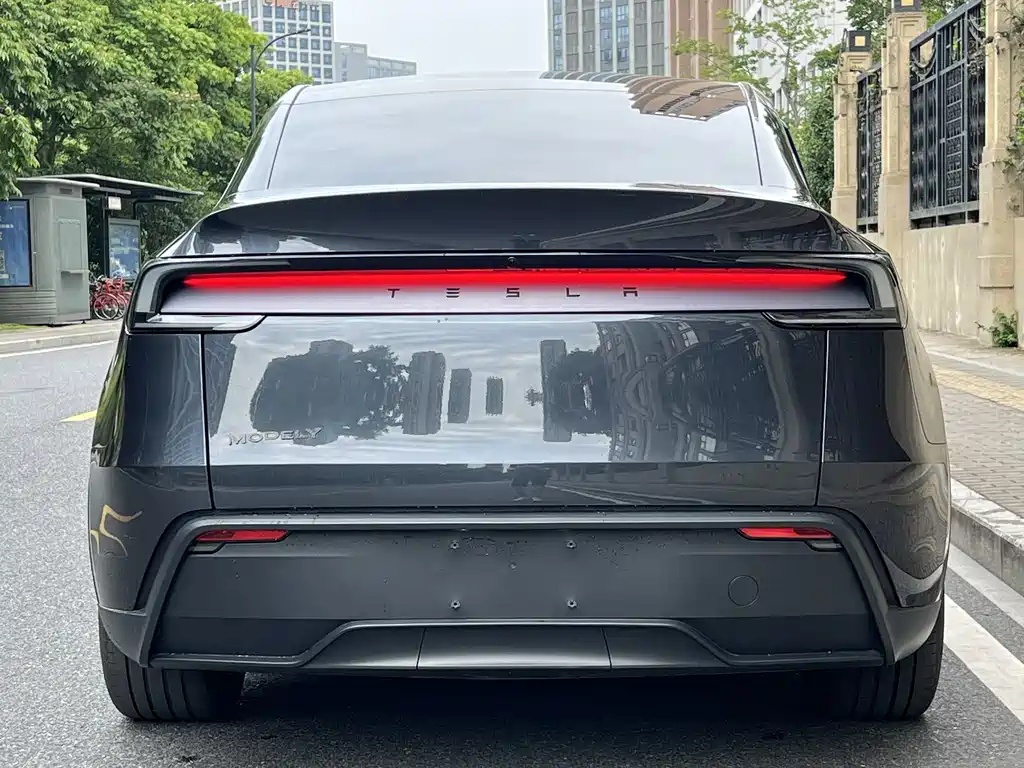 Tesla Model Y 2025 — фото 5