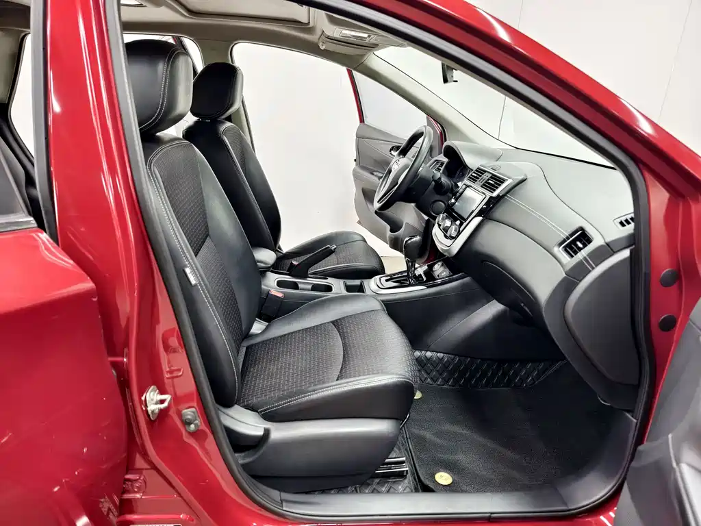 Nissan Tiida 2017 — фото 14