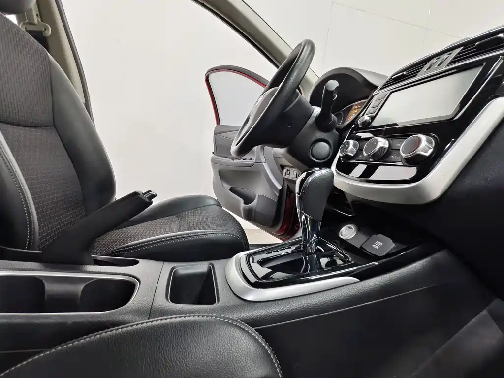 Nissan Tiida 2017 — фото 15