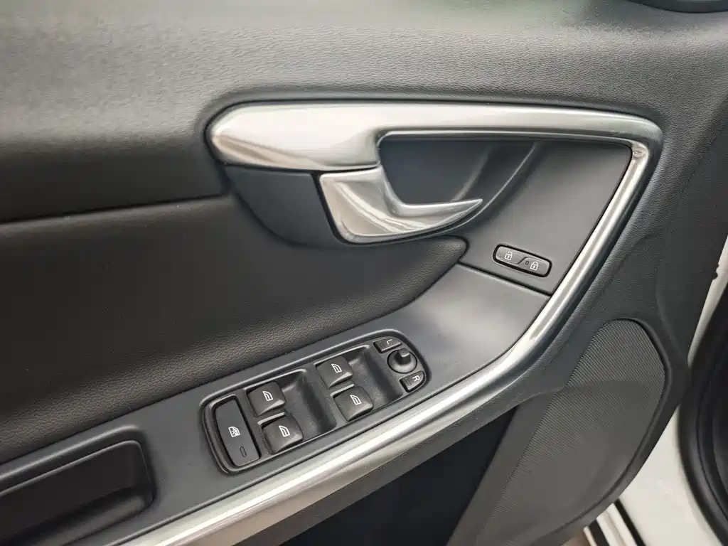 Volvo S60 2015 — фото 12