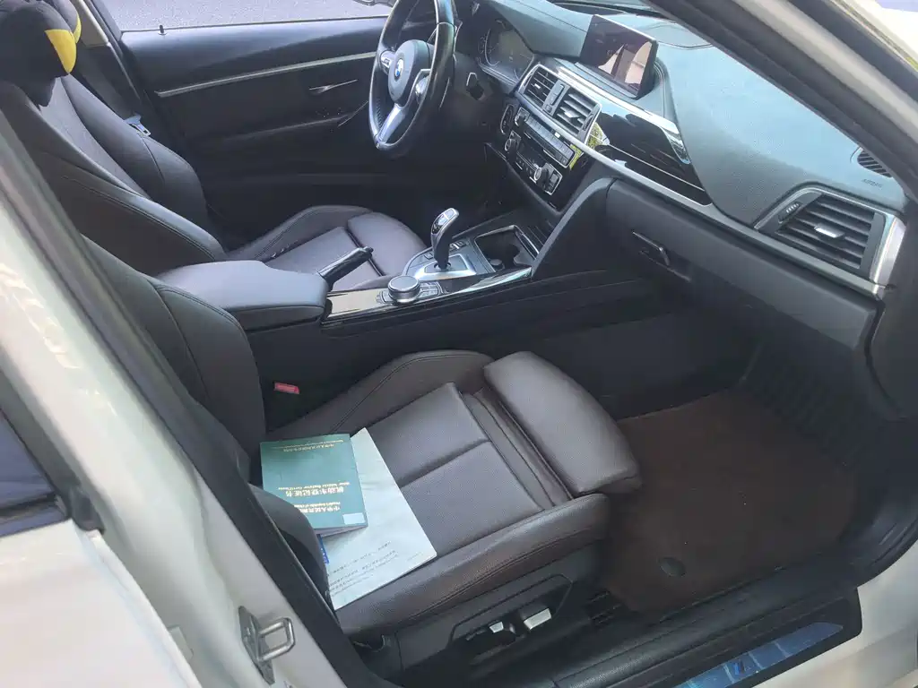 BMW 3 Series 2019 — фото 13